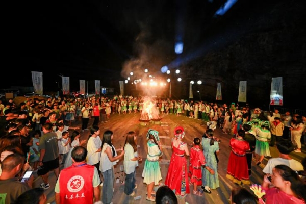 篝火晚會點燃現場激情。主辦方供圖