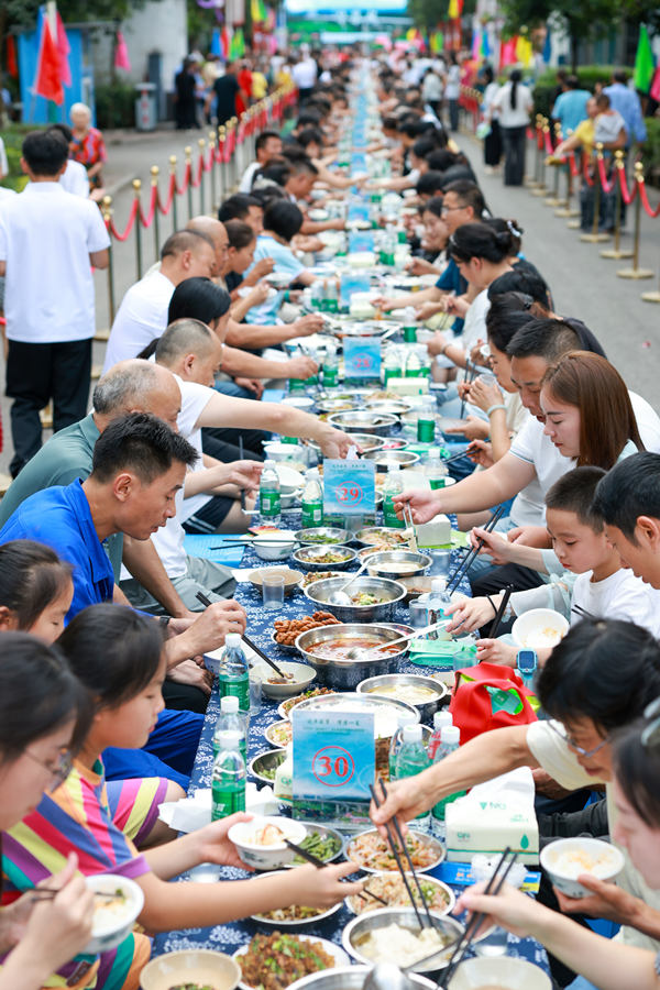 百米伏羊長宴開席。王京華攝