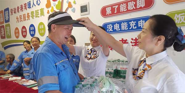 為環衛工人送去暖心問候。中國人壽壽險重慶市分公司供圖