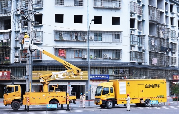 電力員工開展電力設施應急搶修作業。國網重慶大足供圖
