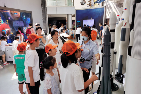 小星星志愿者走進重慶科技館。渝中區圖書館供圖