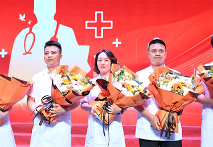 吳琳莉（中）榮獲南岸區“杰出醫師代表”稱號。重慶南坪愛爾眼科醫院供圖