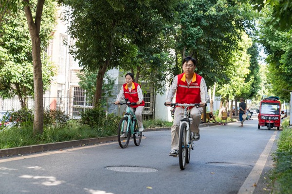 志愿者騎行進社區。國網重慶永川供電公司供圖