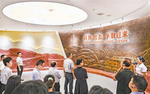 8月25日，“宣傳出去 爭取過來——中共中央南方局與世界反法西斯統一戰線專題展”在紅巖革命紀念館開展，圖為觀眾在參觀展覽。記者 齊嵐森 攝/視覺重慶