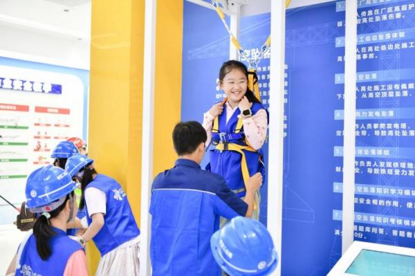 學生們體驗高空墜落項目?；顒又鬓k方供圖