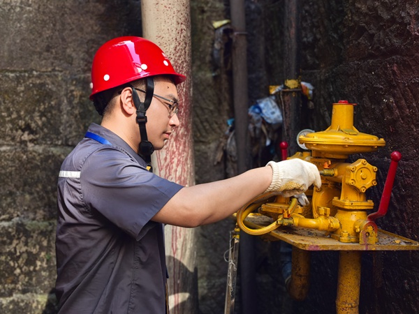 在四川儀表工業學校，檢查調壓設備。重慶燃氣集團供圖