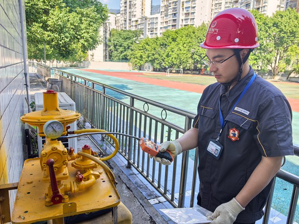 在華光小學，檢查調壓設備。重慶燃氣集團供圖