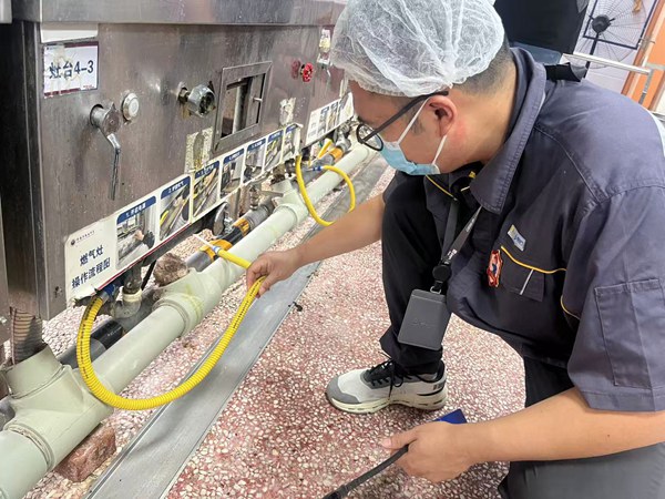在朝陽中學南校區，檢查燃氣連接軟管。重慶燃氣集團供圖