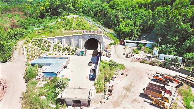 8月26日貫通的新渝萬高鐵萬州樞紐項目高粱鄉隧道。（受訪者供圖）