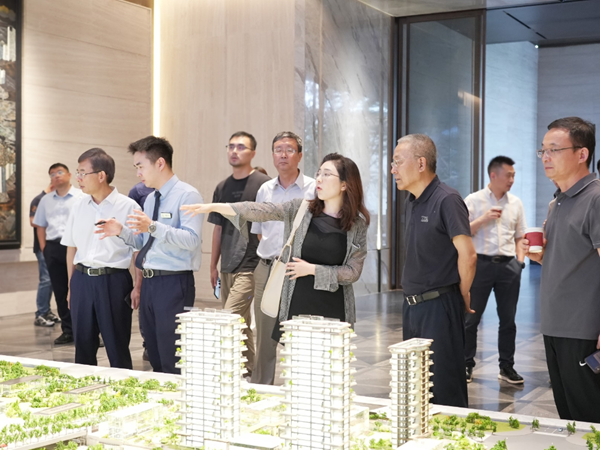 專家組參觀龍湖·御湖境項目沙盤