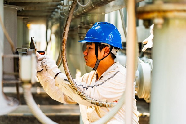 工作人員調試變電設備。國網重慶永川供電公司供圖