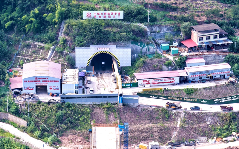 西渝高鐵鎮安隧道。石坤鵬攝