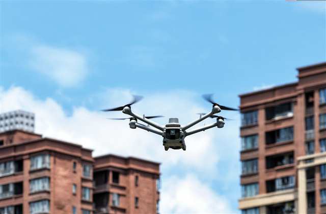 7月23日，北碚區城區，一架智能無人機在空中巡邏助力智慧城市管理。特約攝影 秦廷富/視覺重慶