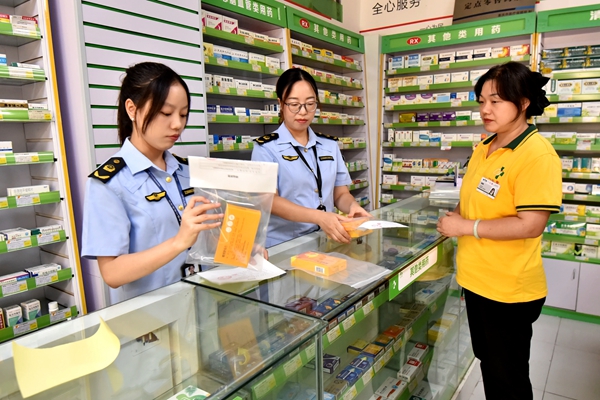 執法人員現場抽取藥品監督抽檢樣品。冷林臨攝