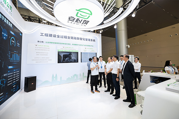 專家學者走進安心筑展臺觀摩交流。一智科技供圖