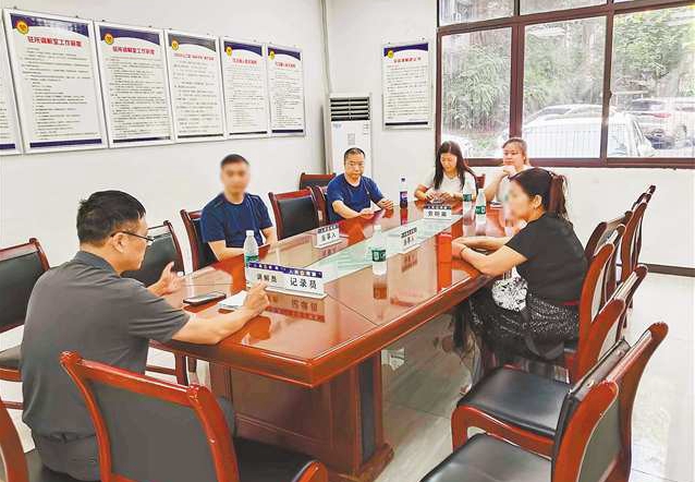 八月二十七日，李洪峰（左一）現場調解漏水糾紛。記者 黃喬 攝\視覺重慶