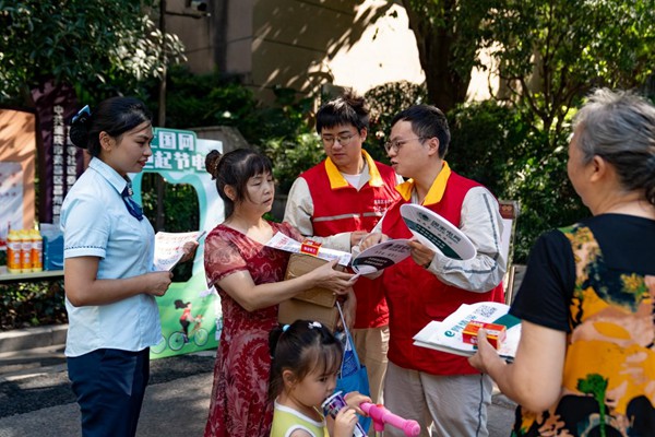 電力人員進社區宣傳節能知識。國網重慶永川供電公司供圖