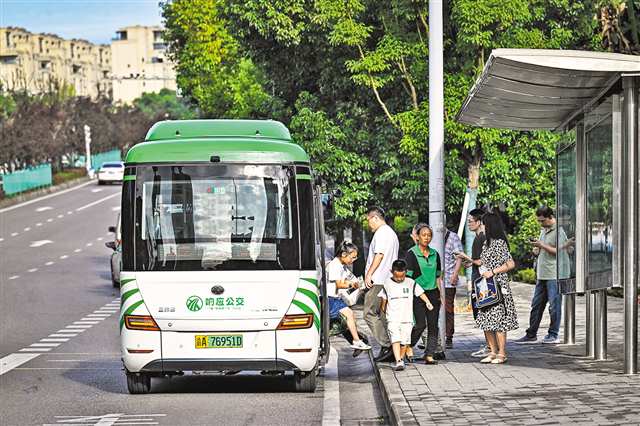 北碚區蔡家崗街道同泰路，早高峰時段，小學生和家長乘坐“響應公交”出行（攝于7月24日）。