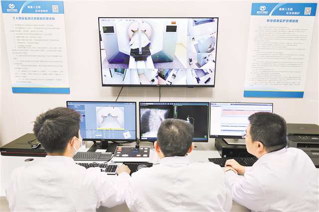 位于沙坪壩區的重慶東華醫院智慧腫瘤放療中心，醫務人員通過智慧精準放療系統，為患者進行精準放射治療。（本報資料圖片）特約攝影 孫凱芳/視覺重慶