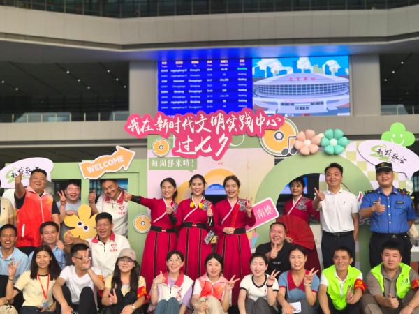 轄區志愿者在“我在新時代文明實踐中心過七夕”主題墻前合影。長生橋鎮樂陶社區供圖