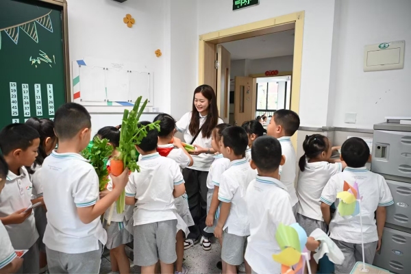 同學們排隊領取蔬果禮包。 李野攝