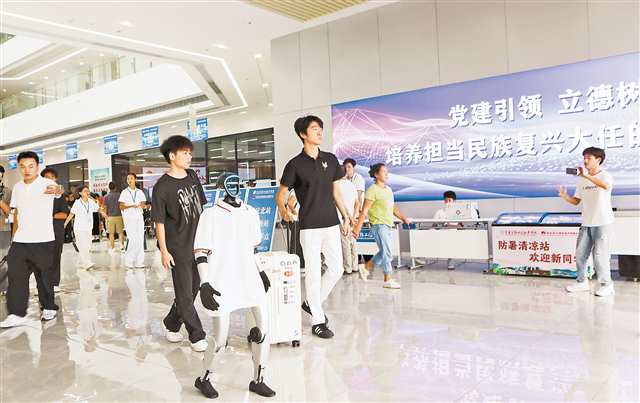 機器人高校迎新  　　8月30日，永川區重慶智能工程職業學院，雙足機器人“志愿者”引導新生完成報到。