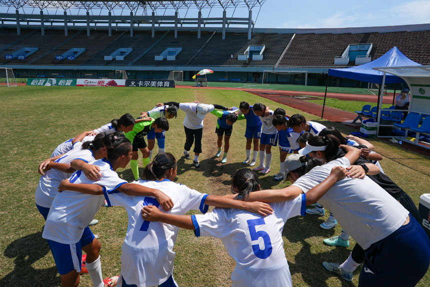 開賽前，隊員們互相鼓勁。吳汪洋攝