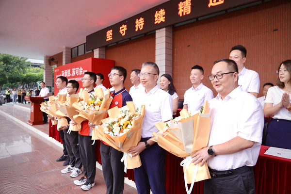 師生代表。唐文蕤攝