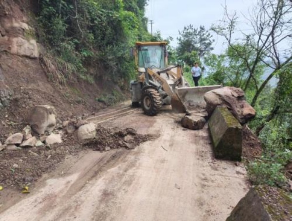 清理落石。雙龍鎮供圖