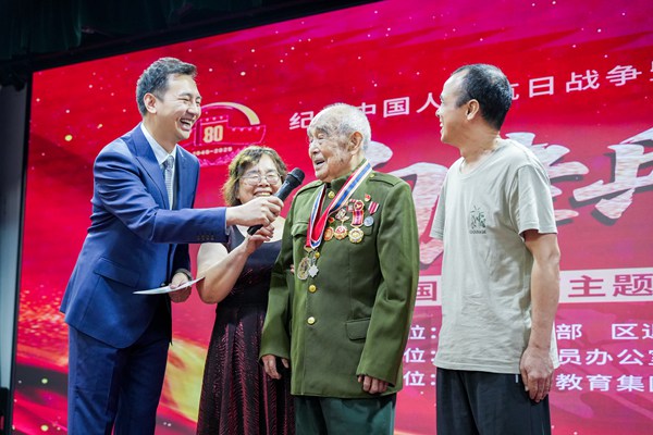 101歲抗戰老戰士喻良科走進萬州二中講述抗戰故事。黃建樺攝