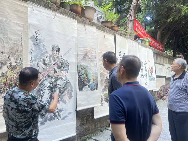 群眾欣賞書畫作品。龍山街道供圖