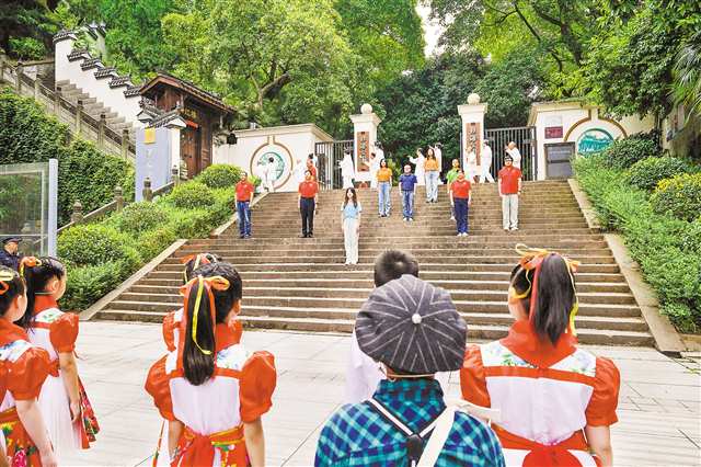 　九月一日，北碚區中山路小學將“開學第一課”搬上街頭，聯動朝陽街道“梧桐細語”宣講團，開展愛國主義情景劇演出。記者 張春曉 攝\視覺重慶