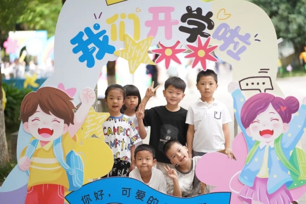 新生留影。學校供圖