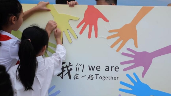 同心共繪KT板拼圖。學校供圖