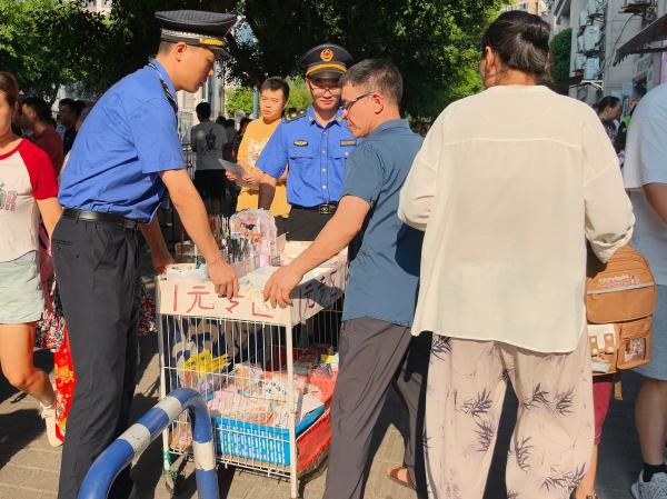 城管隊員幫助攤販規范占道經營。巴南區城市管理局供圖