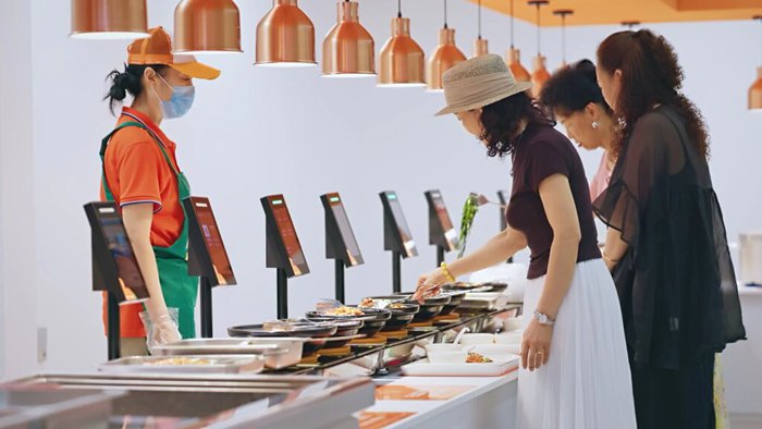 居民在數字食堂用餐。江北區觀音橋街道渝北社區供圖