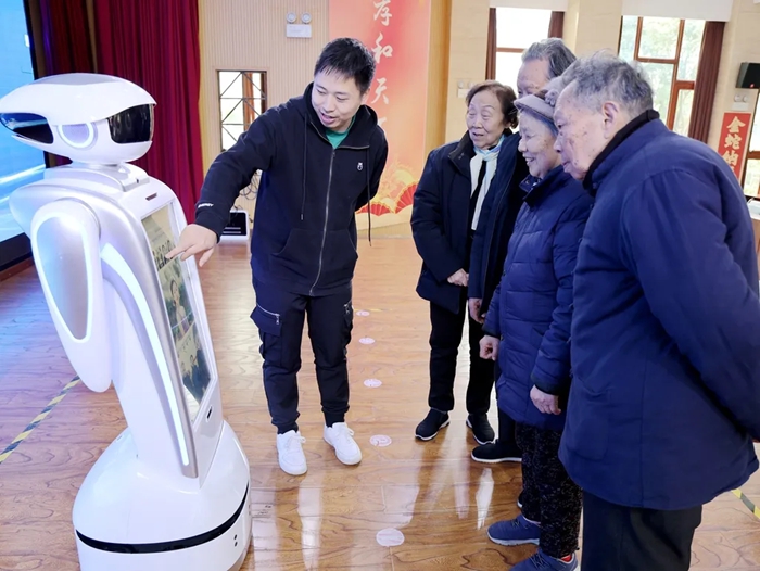 老人們與機器人“裴裴”互動。重慶市第一社會福利院供圖
