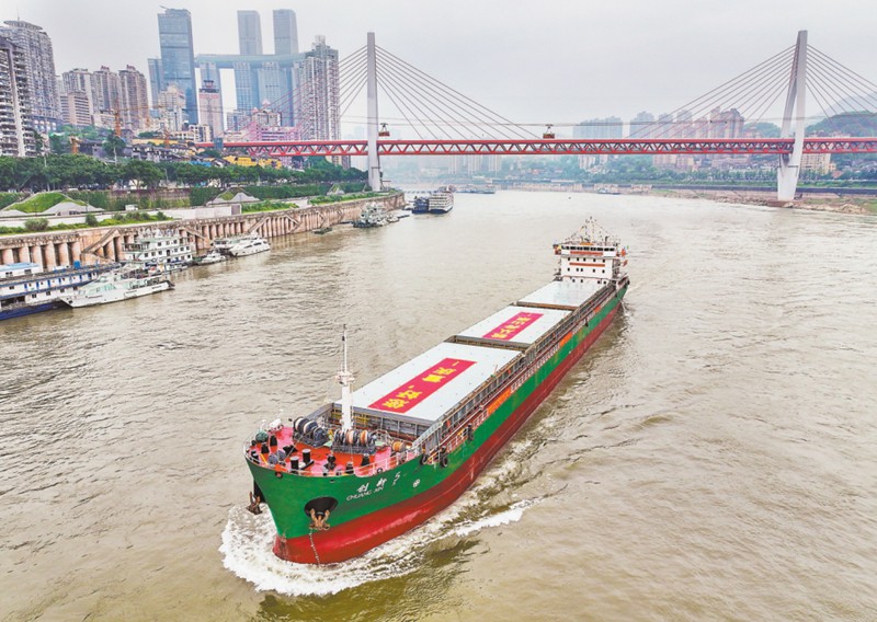 2024年5月11日上午9點，萬噸級江海直達船“創新5”號經過重慶中心城區長江水域，駛向終點江津珞璜港。首席記者 龍帆 攝/視覺重慶