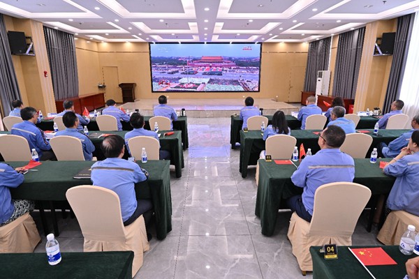 西南鋁組織員工收看紀念中國人民抗日戰爭暨世界反法西斯戰爭勝利80周年大會和盛大閱兵儀式直播。李影攝