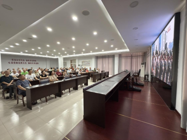 離退休干部集中收看閱兵儀式直播。宋文勵攝