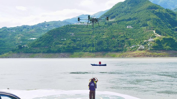 無人機正在等待運輸脆李。巫山縣委宣傳部供圖