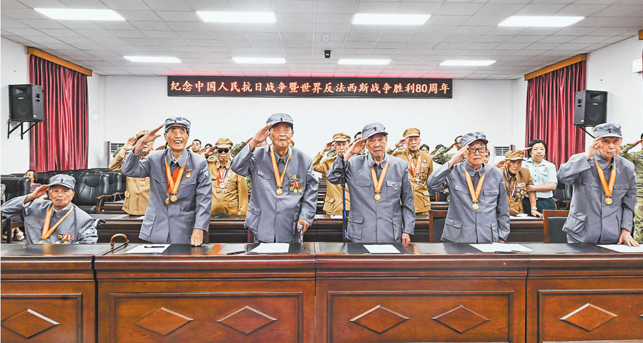 九月三日，重慶警備區渝中第三離休所，抗戰老戰士們在收看直播時紛紛起身敬禮。首席記者 龍帆 攝\視覺重慶