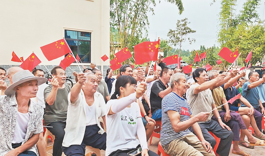 9月3日，潼南區雙江鎮仙鵝社區，村社干部和群眾一起收看直播。通訊員 何媛 攝/視覺重慶