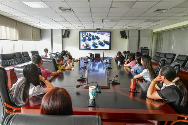 9月3日，國網重慶江津供電公司組織機關部室員工收看紀念大會和閱兵儀式直播。王化全攝