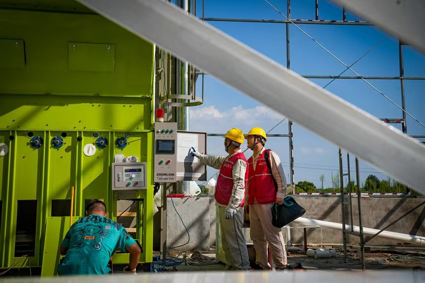 電力人員對農機設備進行安全檢查。國網永川供電公司供圖