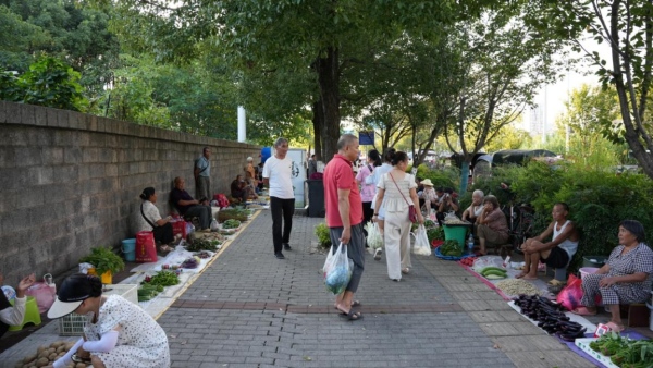 熱鬧的潮汐攤區市場。簡訓攝