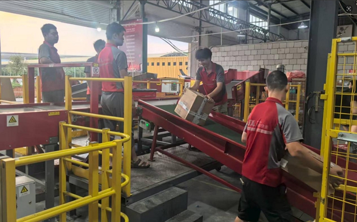 重慶京邦達物流有限公司工作人員作業中。重慶市人力社保局供圖