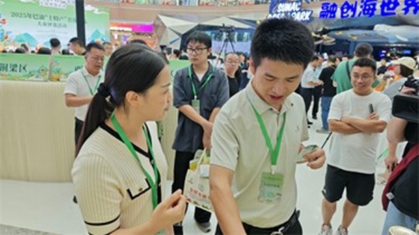 潼南推介官講述參展產品。潼南區委宣傳部供圖