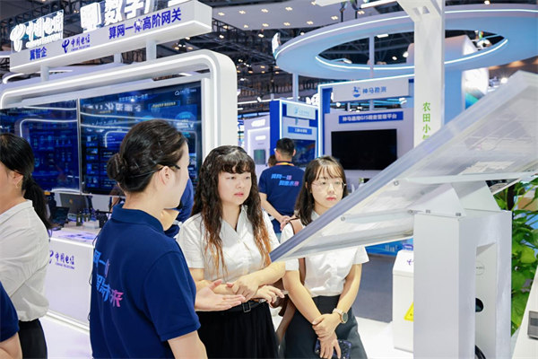 工作人員為市民講解。中國電信重慶公司供圖