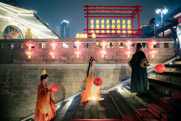 市民、游客參與“十八梯打燈籠步步高”春節活動。渝中區委宣傳部供圖